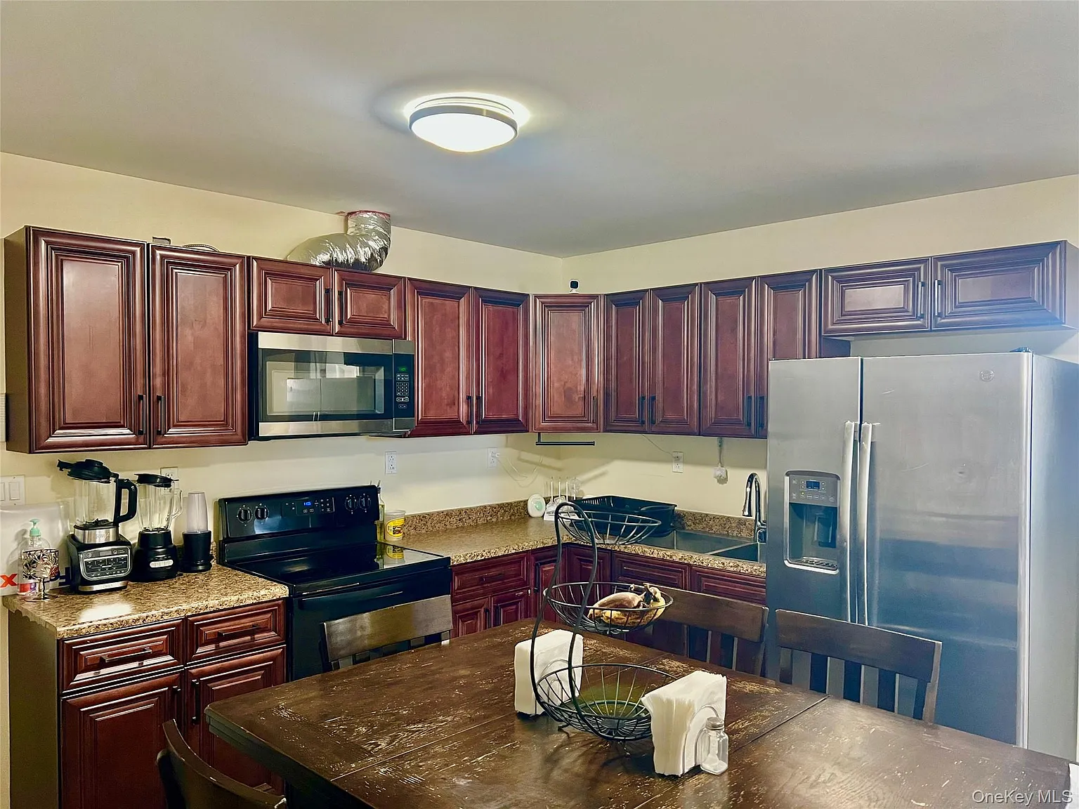 3 bed, 2.0 bath, 750 sqft, $1,900 — Photo 1