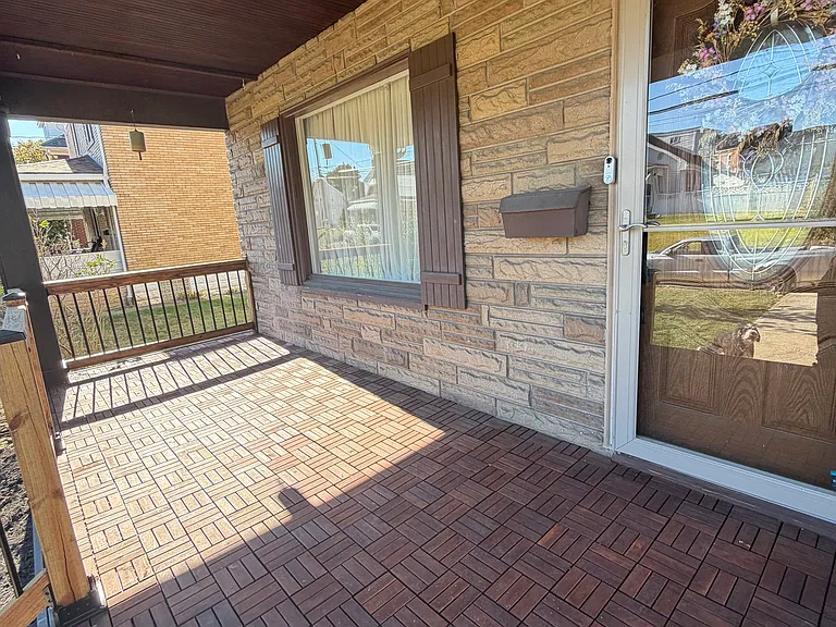 676 Elizabeth St — Photo 3