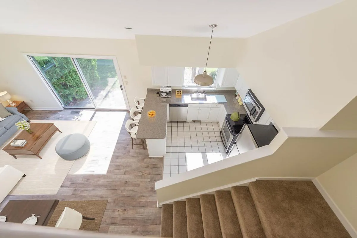 Rosewood Condominiums — Photo 3