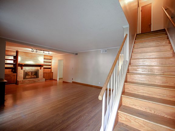 2nd image of 307 Mimosa Dr
