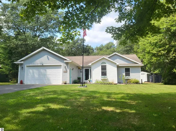 6797 Lakewood Dr, Oscoda, MI 48750