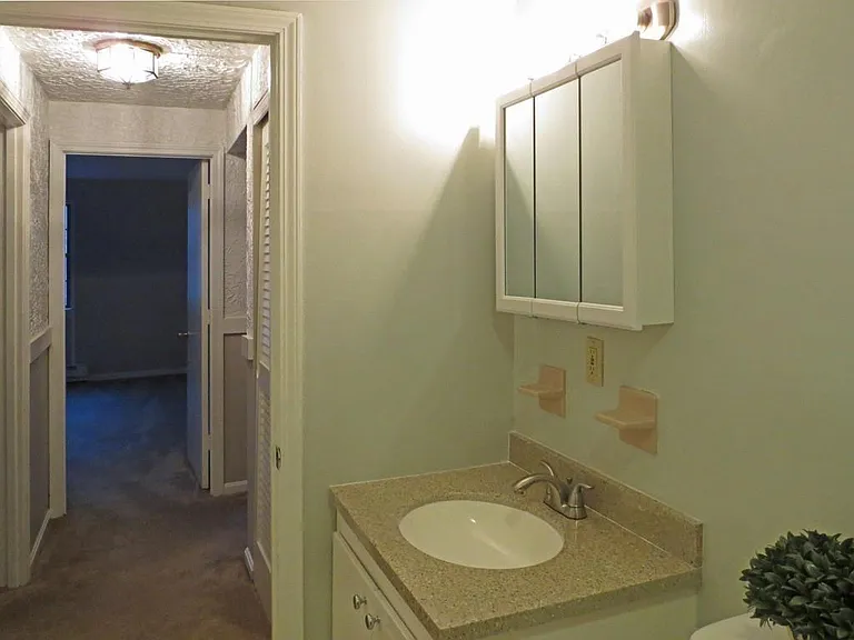 52 Swanson Ct — Photo 4