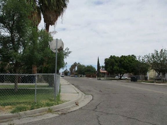 Exterior Neighborhood (street photo)