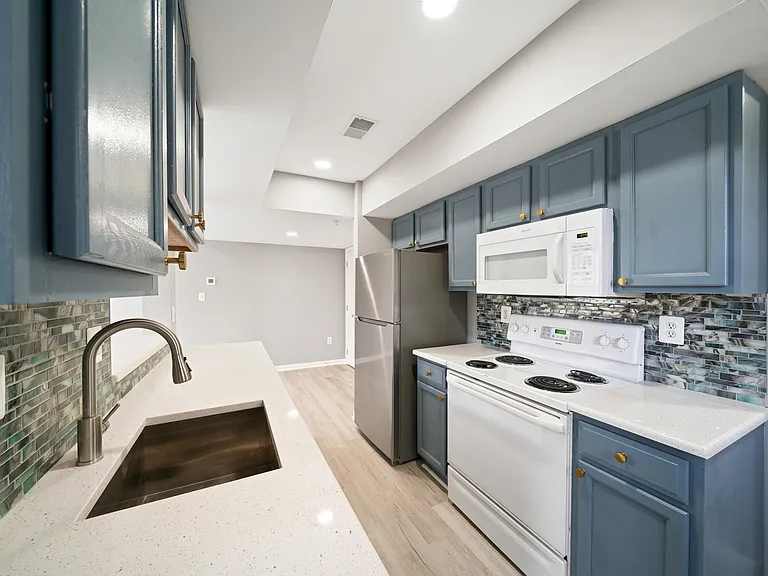 170 N Altamont Ave #170 — Photo 5