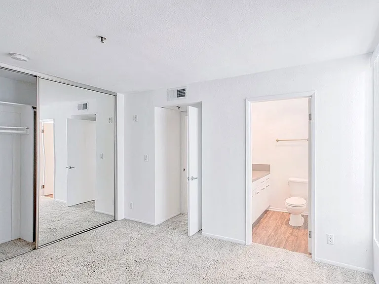 1820 Whitley — Photo 15