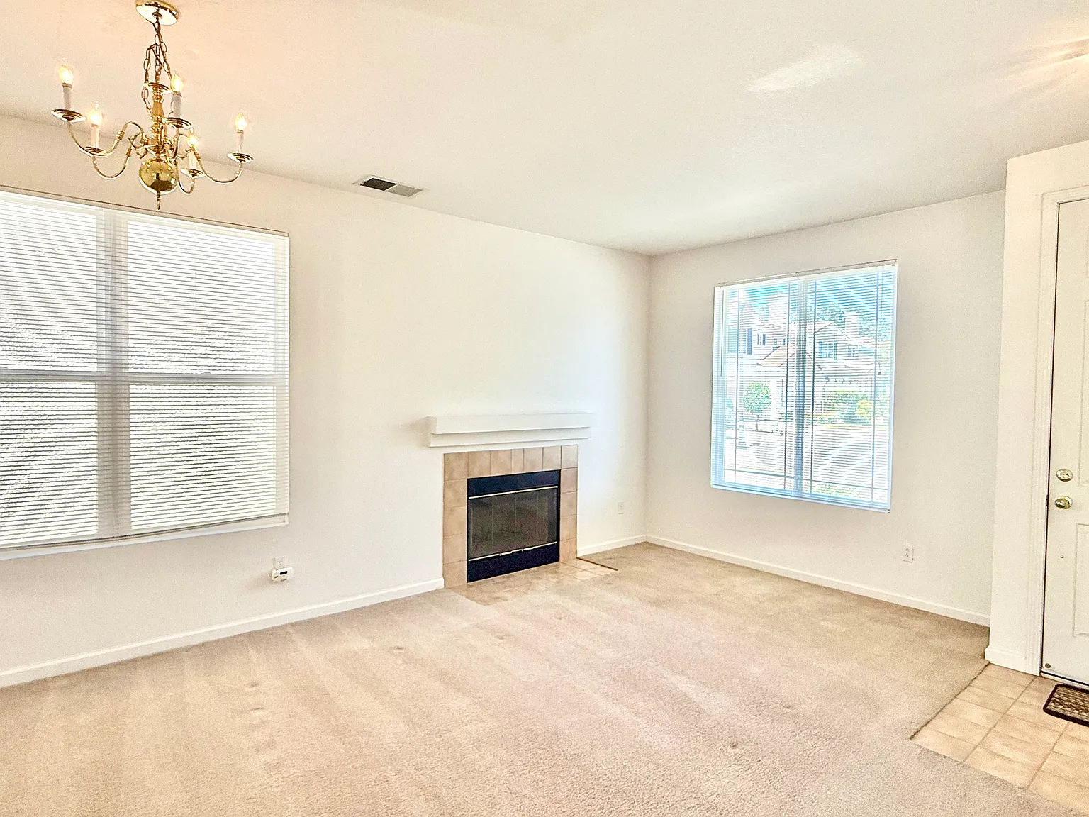 3 bed, 2.5 bath, 1713 sqft, $3,300 — Photo 3