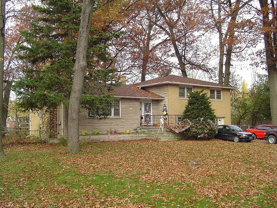 Front View Showing Quad Levels