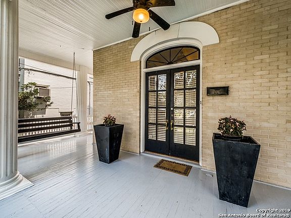 3rd image of 328 W Mistletoe Ave