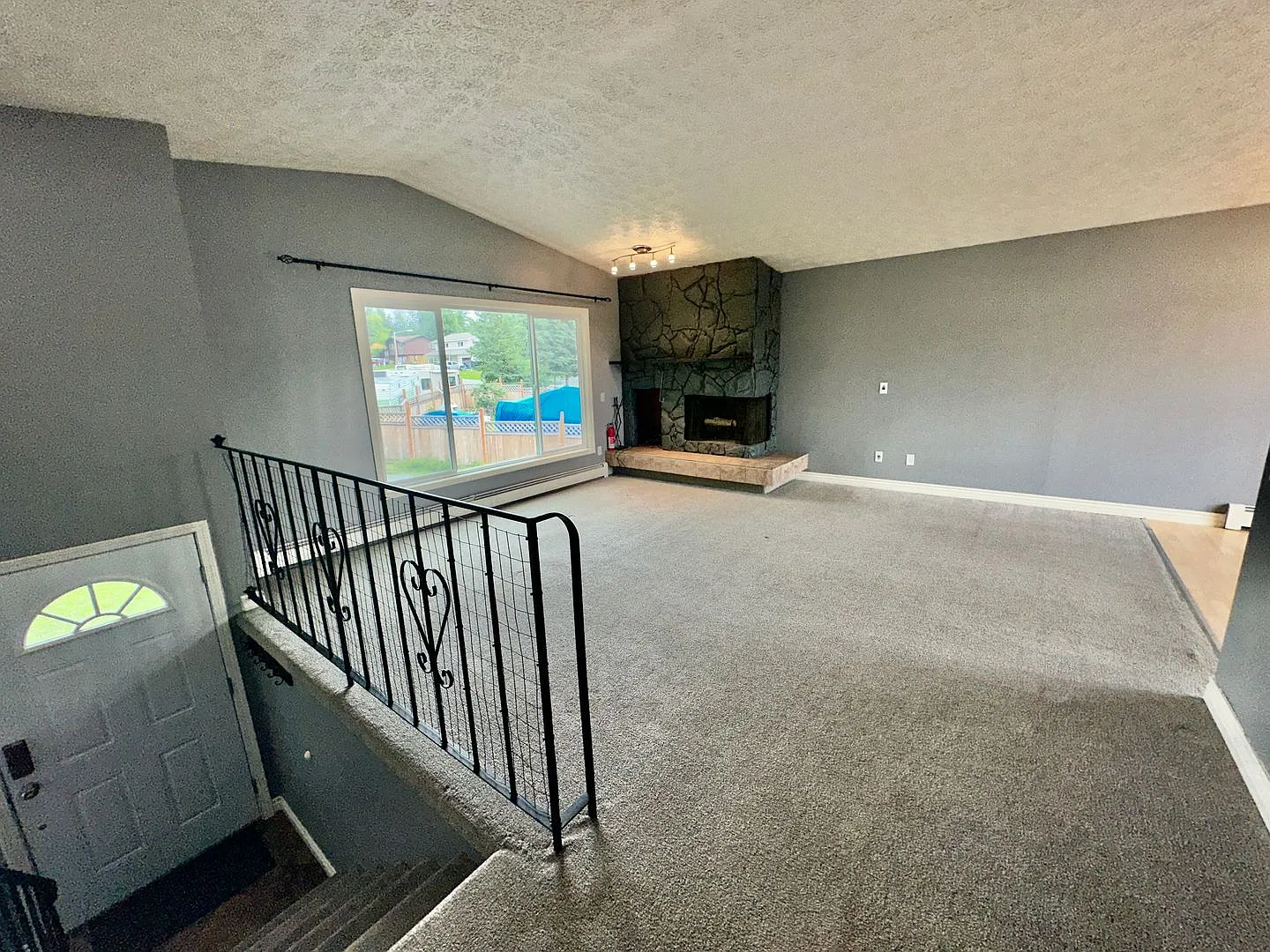 Huge Backyard, 4 Bed 2 Bath, Heated Garage Home! — Photo 4