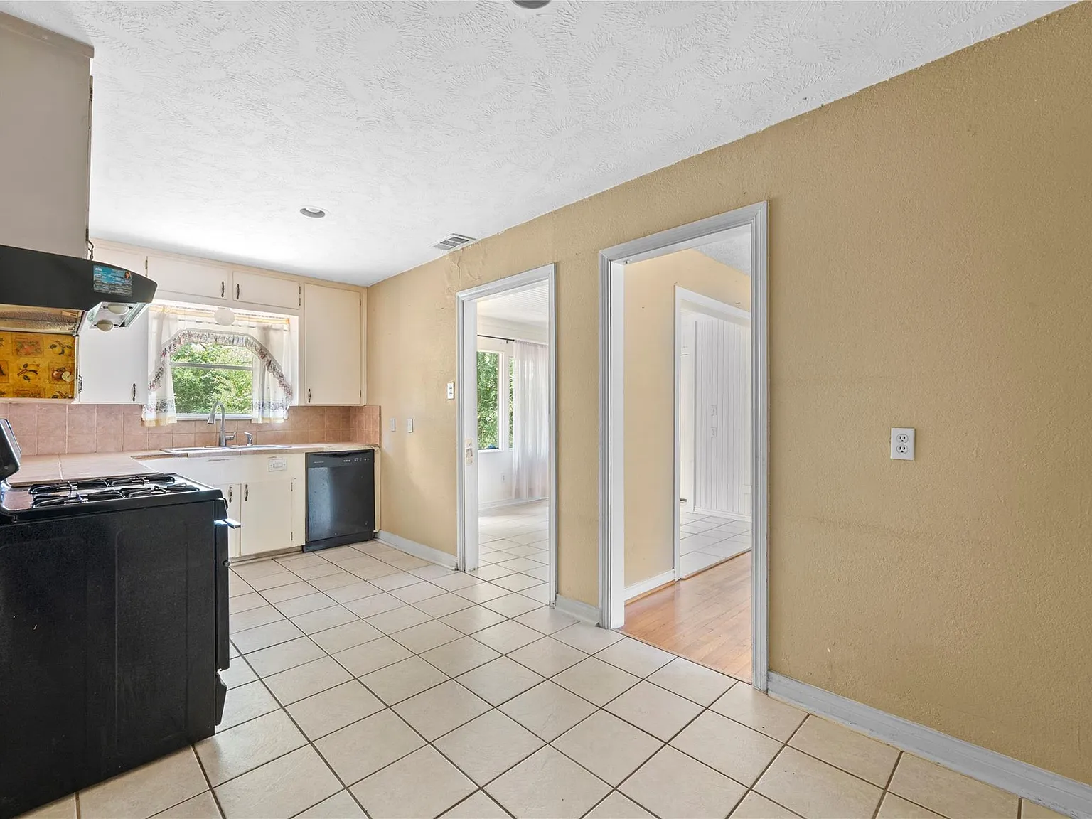 3 bed, 1.0 bath, 1296 sqft, $1,500 — Photo 2