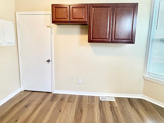3rd image of 138 Hallock Ave #2R