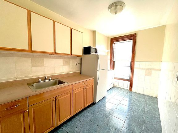 2nd image of 806 Bergen St APT 4