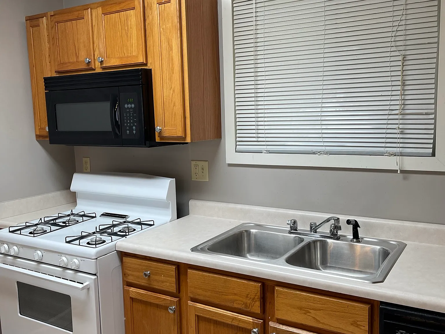 4 bed, 1800 sqft, $3,221 — Photo 2
