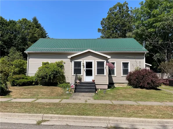 7 Moss St, New Berlin, NY 13411