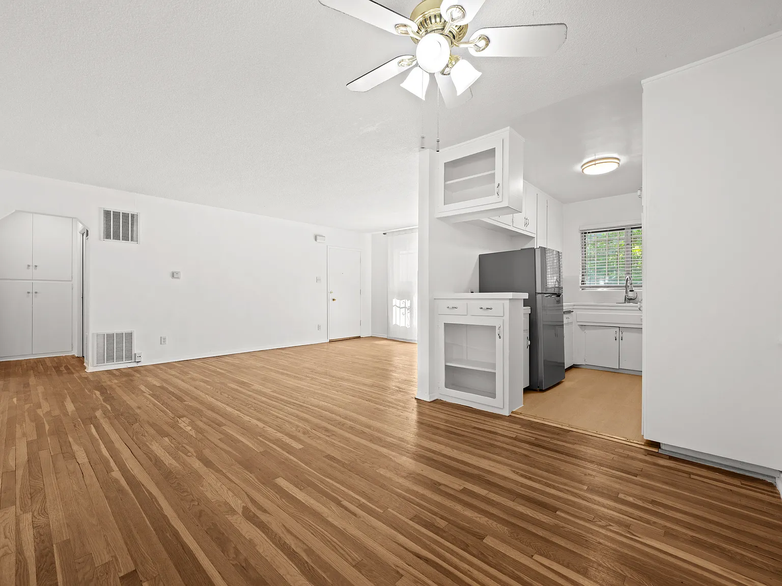 1 bed, 950 sqft, $2,390 — Photo 3