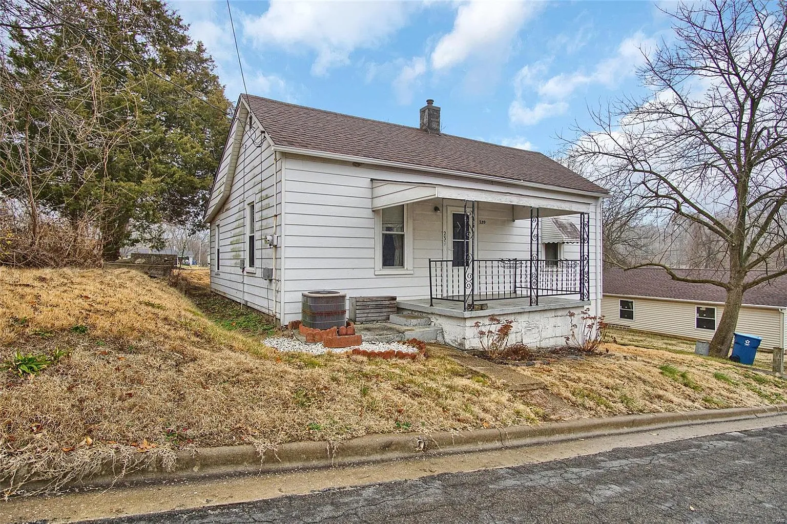 239 Summit Ave photo 1