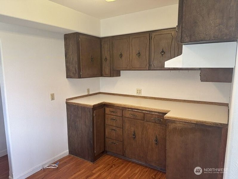 5th image of 940 Edith Avenue