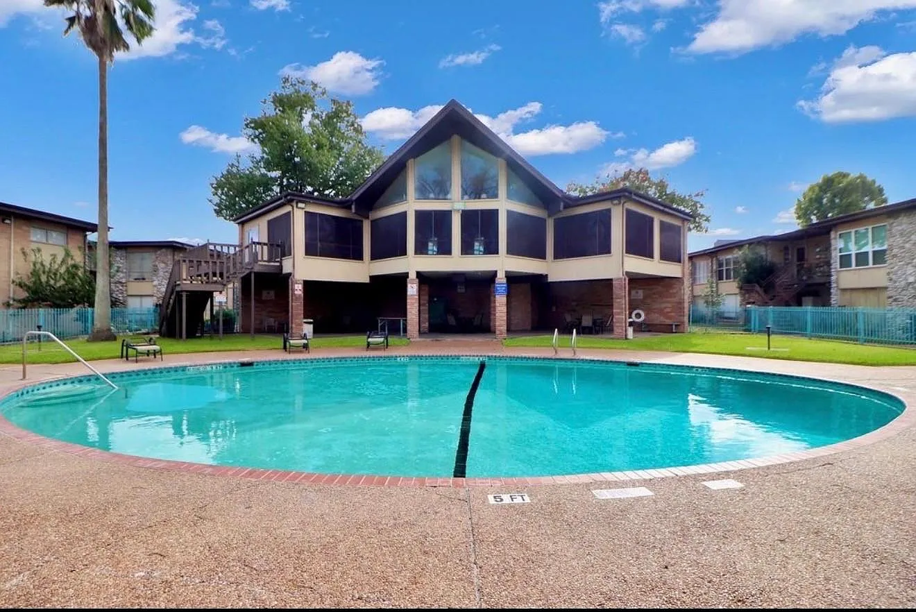 1 bed, 1.5 bath, 924 sqft, $1,250 — Photo 1
