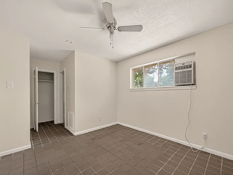 2708 Oakcliff St — Photo 6
