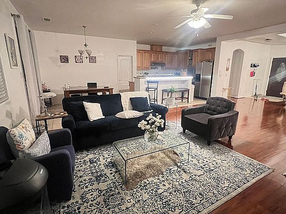 Living room/kitchen/front 