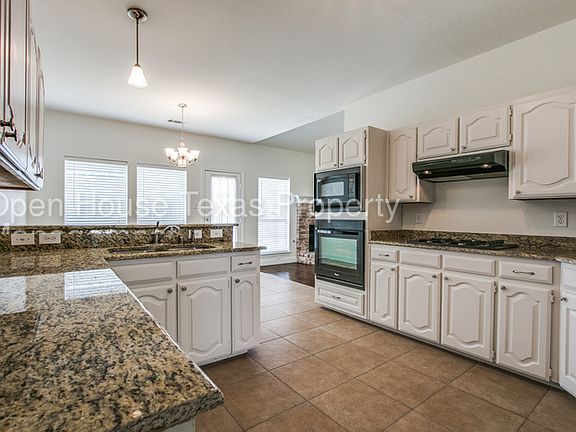4th image of 2109 Bentley Dr