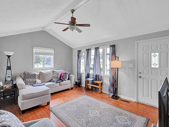 5th image of 223 Derby Ave