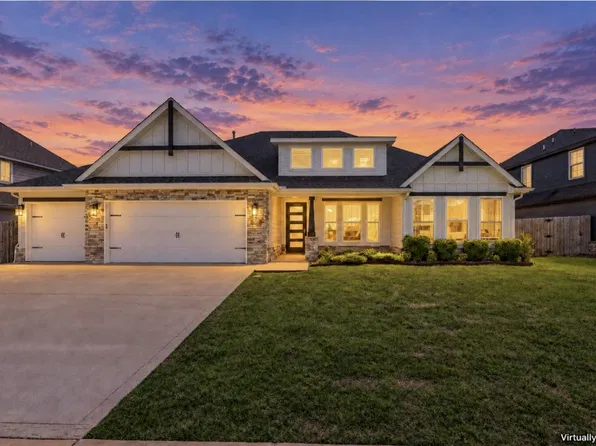 911 Red Maple St, Centerton, AR 72719