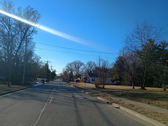 5th image of 805 Airport Rd