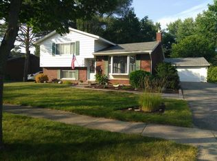 920 Worchester Dr, Fenton, MI 48430