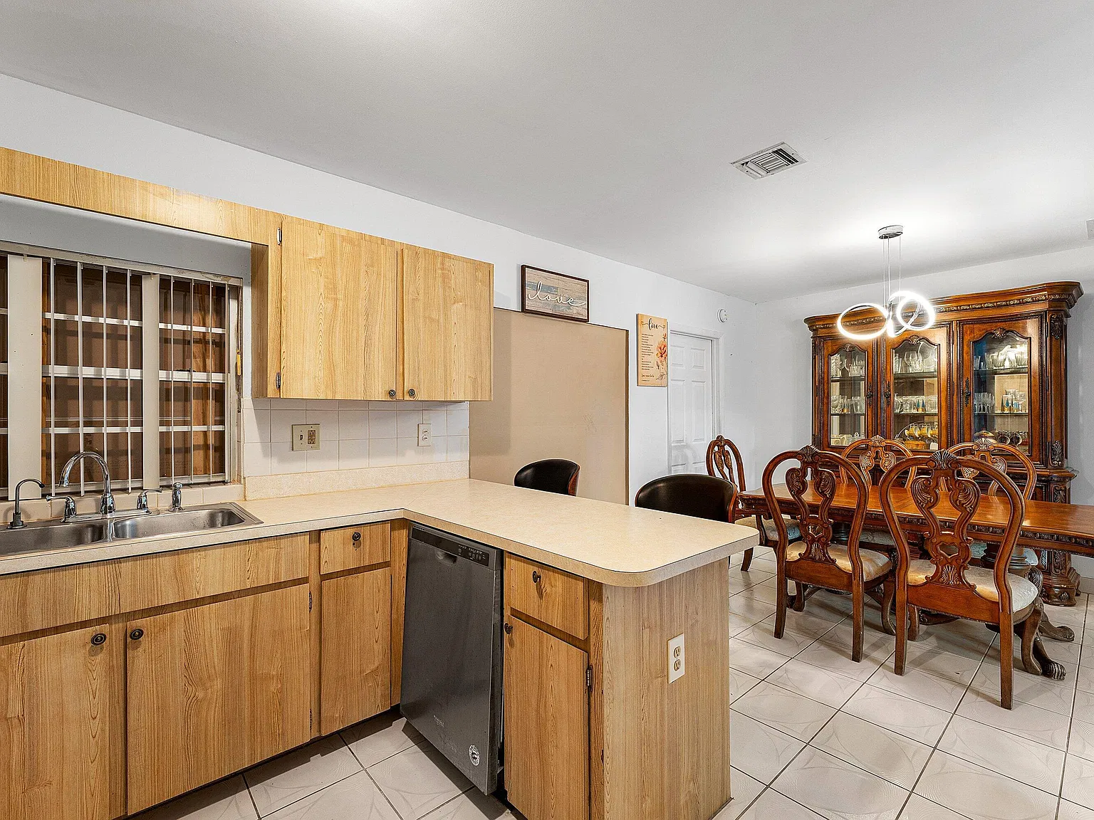 3 bed, 2.0 bath, 1437 sqft, $3,000 — Photo 4