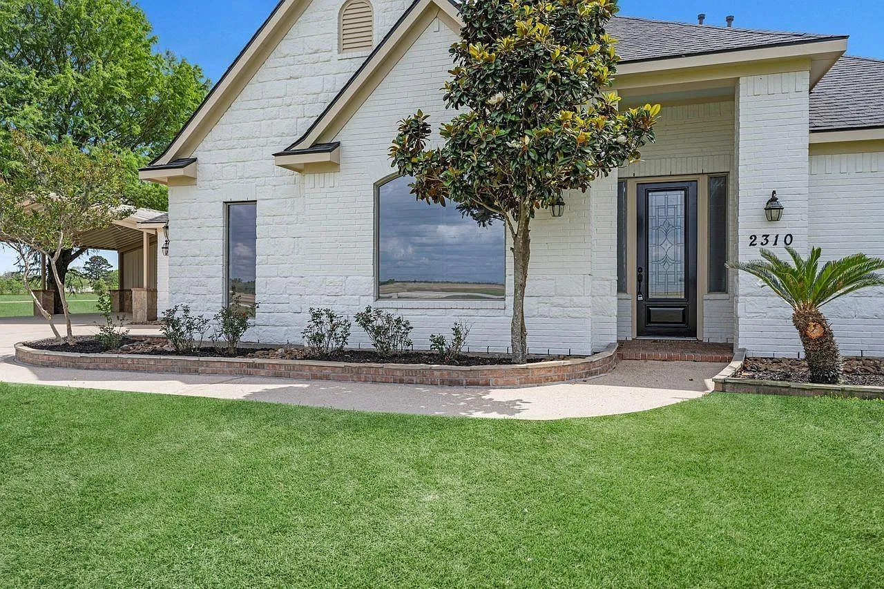 4 bed, 3.0 bath, 3240 sqft, $4,400 — Photo 2