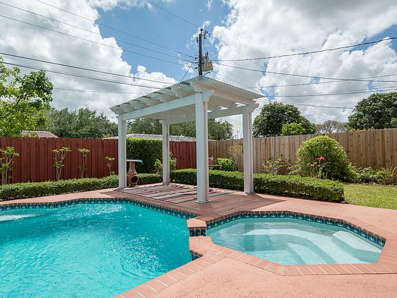 4th image of 13931 Lake Claire Ct