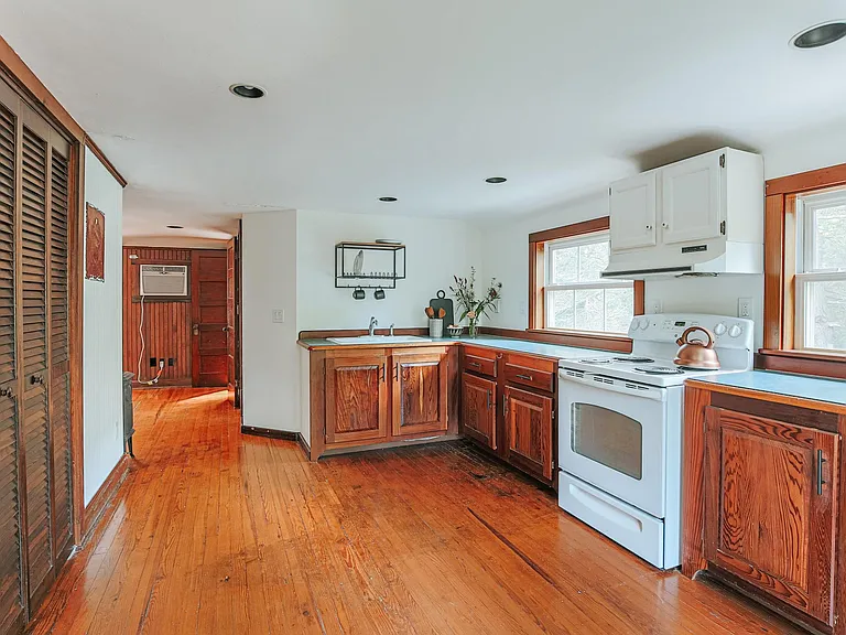 860 Elizabeth Ln — Photo 11