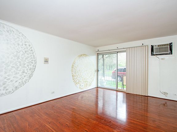 3rd image of 1005 E 194th St APT 103