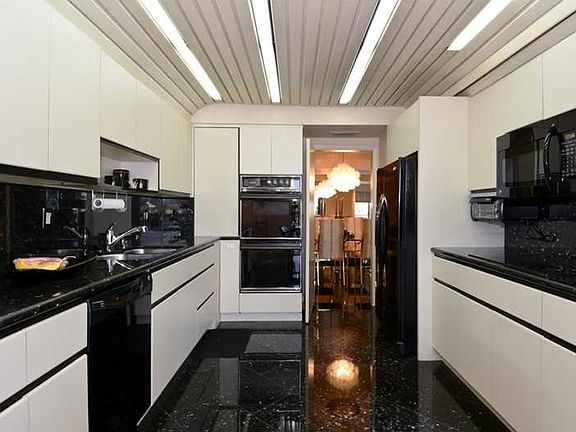 4th image of 20191 E Country Club Dr APT Ws2