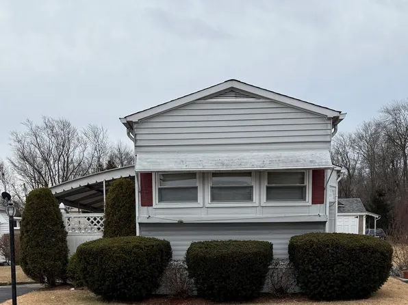 82 Daniel Dr, Attleboro, MA 02703