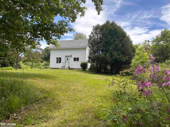 9956 Sharp Rd, Clifford, MI 48727