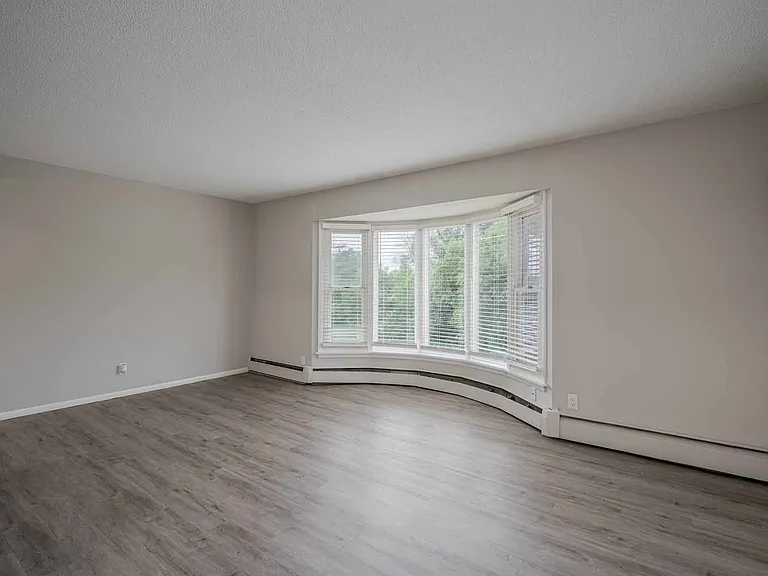 Richfield Square Apartments — Photo 14