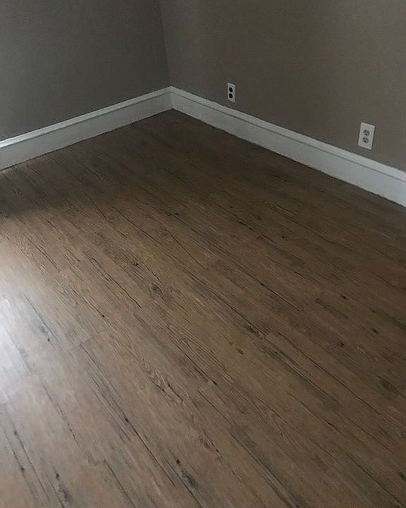 New vinyl floors throughout
