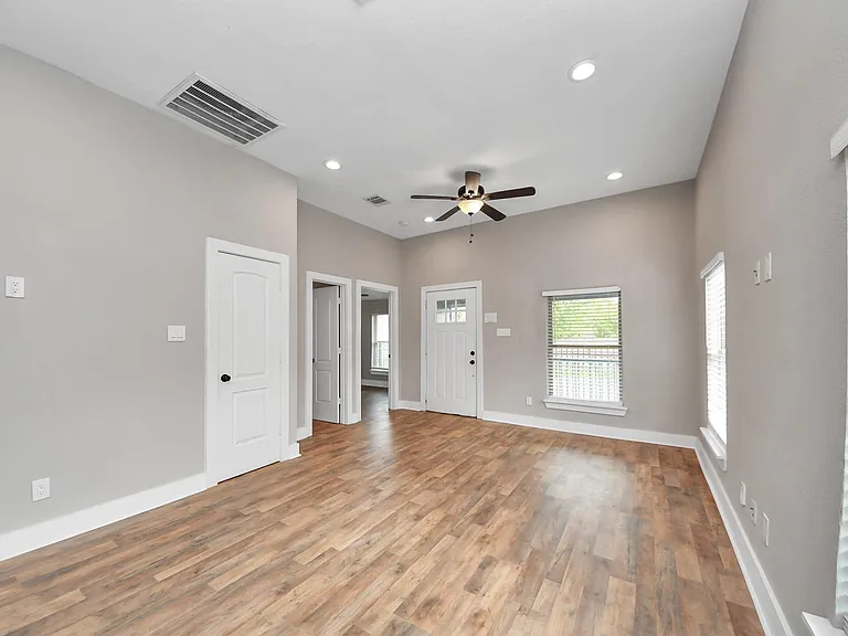 1322 E 36th St — Photo 14