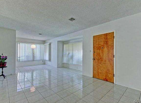 3rd image of 2319 Roscommon Ave