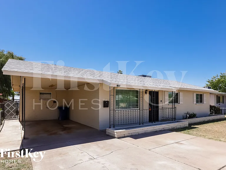 1233 W 16th St — Photo 2