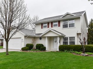 10541 S Farmdale Dr, Oak Creek, WI 53154