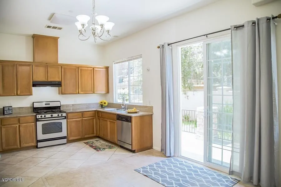 3 bed, 1341 sqft, $3,399 — Photo 1