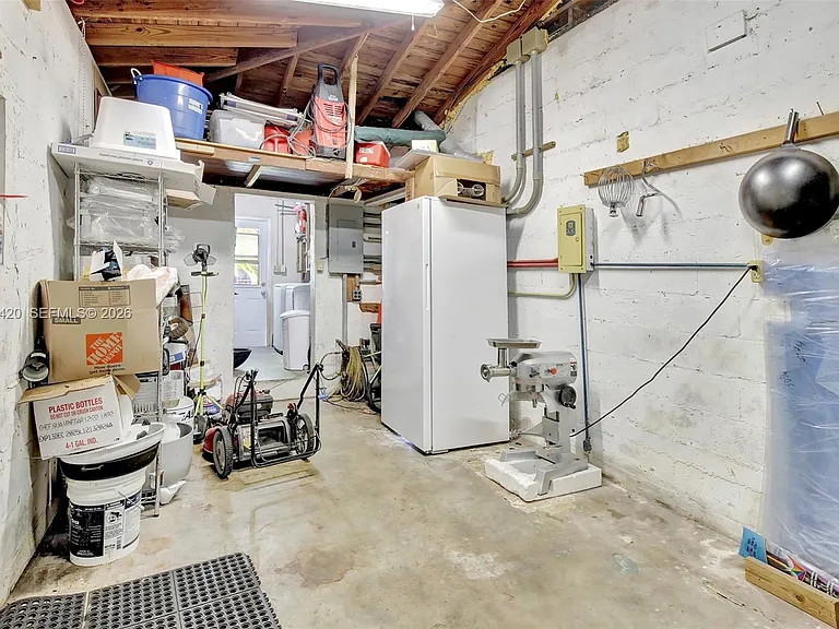 1523 Dewey St — Photo 34