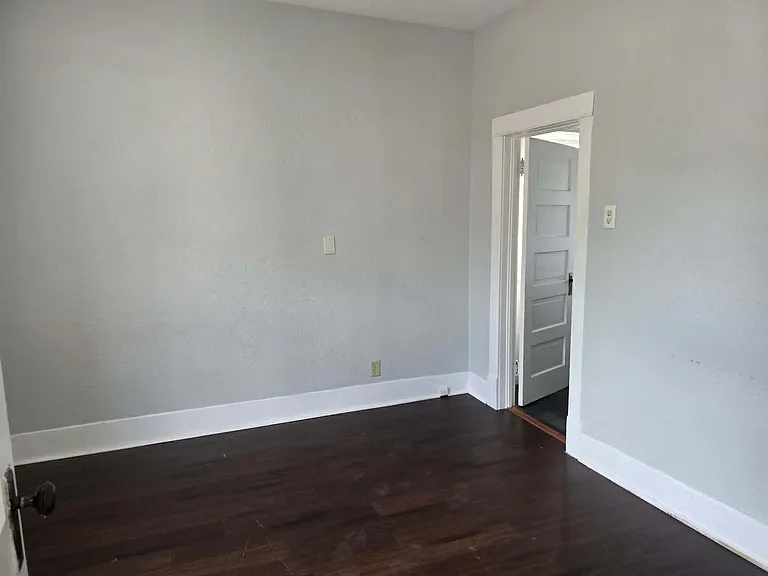 25 1st Ave SW #1 — Photo 4