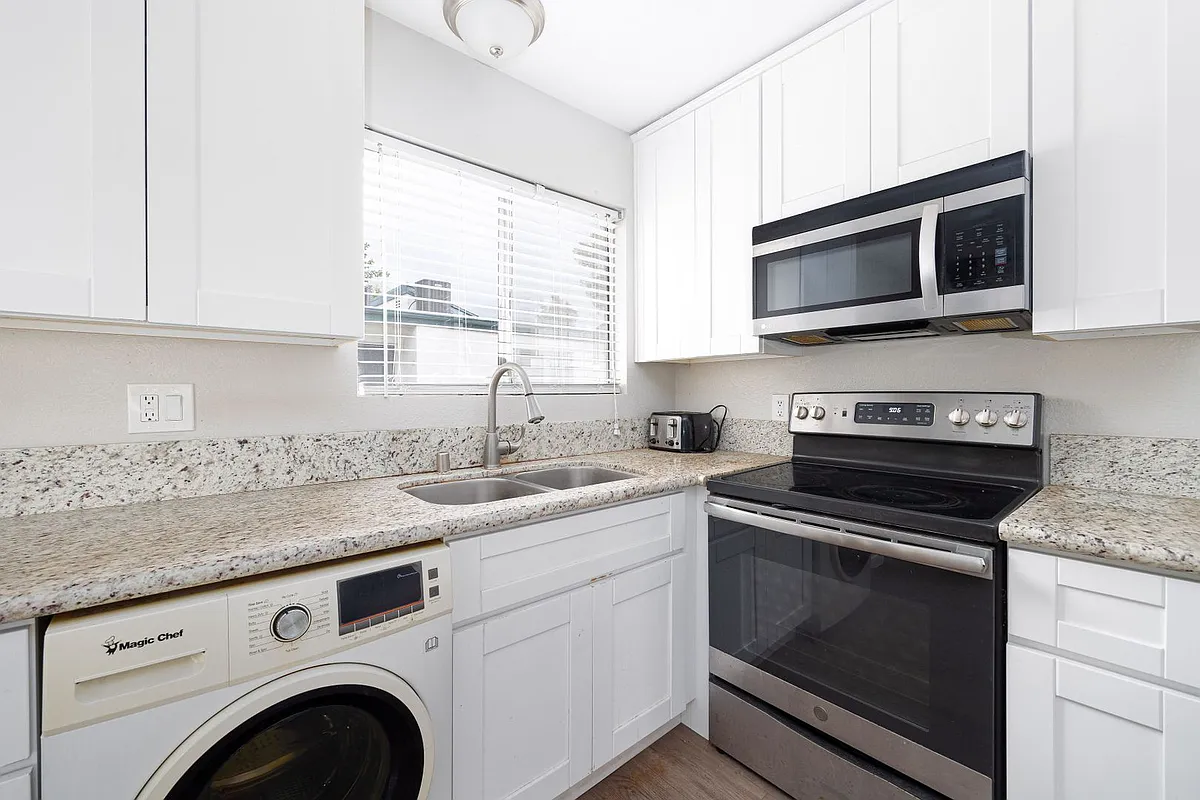 Building Photo - 1811 E Grand Ave #90