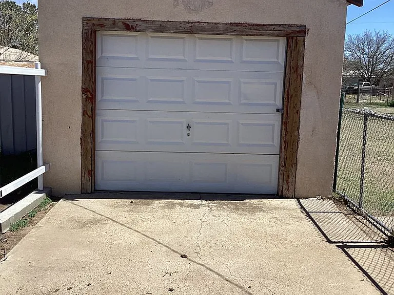 1609 S Avenue C — Photo 2