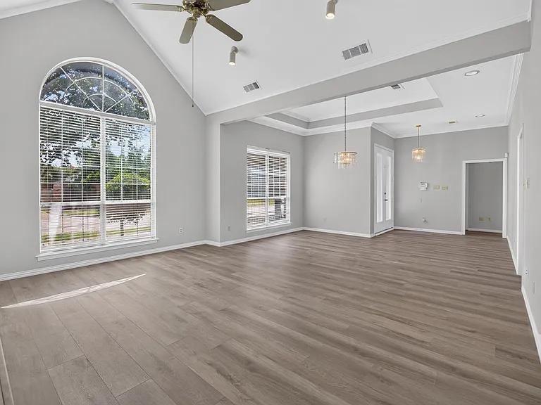 1037 McCoy Dr — Photo 3