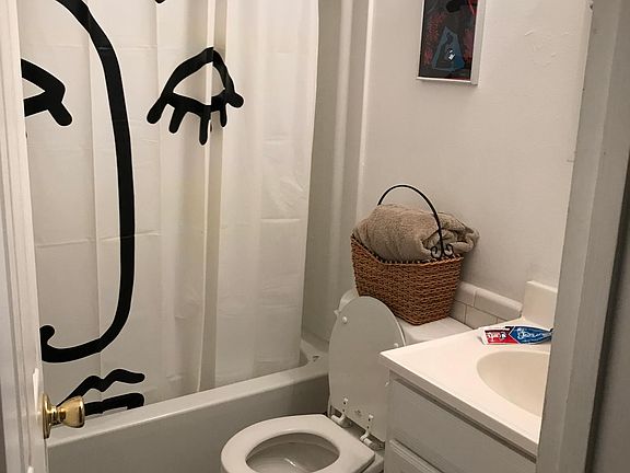 5th image of 1011 W Berry St